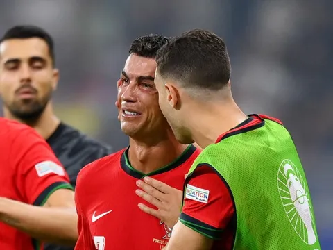 Vì sao không đồng đội nào ủng hộ Ronaldo?