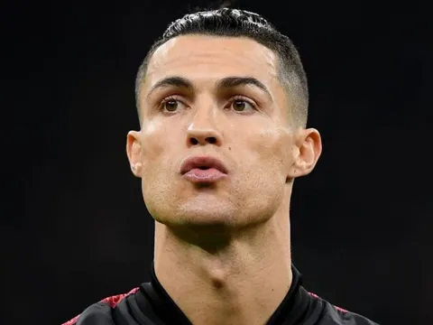 ‘Ronaldo nên khiêm tốn hơn’