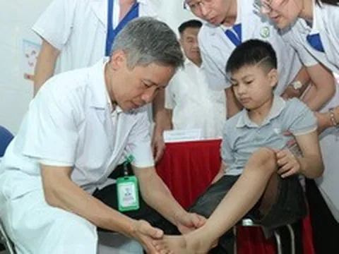 Bé 10 tuổi biến dạng bàn chân sau chấn thương sọ não