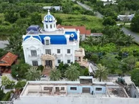 Chủ 'tòa nhà đẹp nhất Cà Mau' đập bỏ phần xây vi phạm