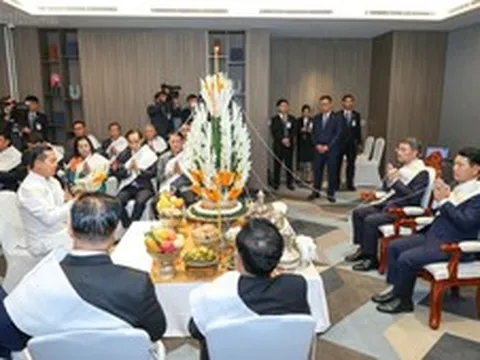 Thủ tướng Lê Minh Hưng dự lễ buộc chỉ cổ tay truyền thống của Lào