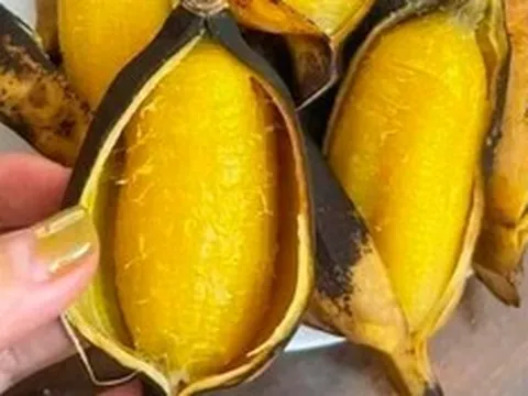 Việt Nam có loại chuối "lạ", phải luộc chín mới ăn được, cứ ra chợ là thấy
