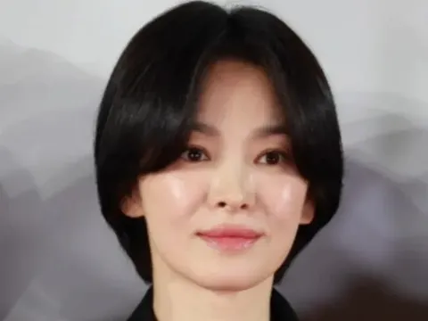 Song Hye Kyo bất ngờ xuất hiện trong vòng tay Kang Dong Won ở tuổi 46
