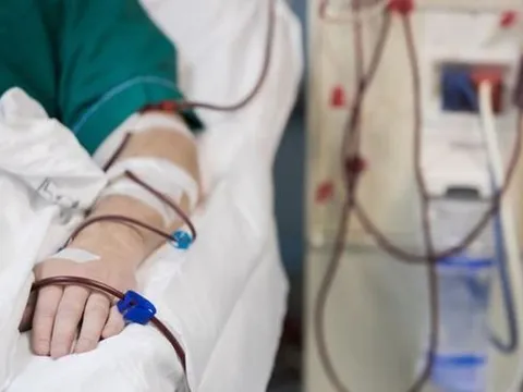 Bé trai 14 tuổi tử vong vì thường xuyên uống loại nước "nhiều người mê" thay nước lọc