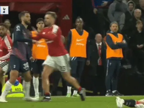 Luke Shaw gây phẫn nộ khi thoát thẻ đỏ