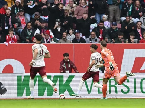Neuer trải qua đêm ác mộng, Bayern mất điểm trước Augsburg
