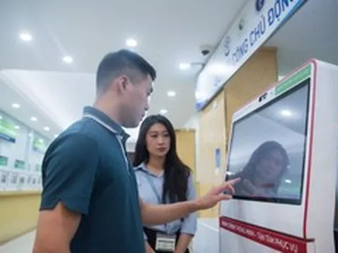Con vừa chào đời, bố làm thủ tục khai sinh trong 10 phút ngay tại viện