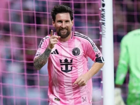 Ronaldo gọi, Messi trả lời bằng cú đúp