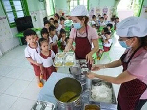 Cần chuẩn hóa bữa ăn học đường vì sức khỏe học sinh