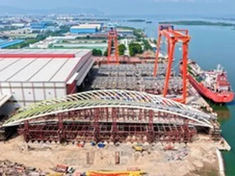 Cầu đi bộ qua sông Sài Gòn thử tải thành công, tiến gần đến giai đoạn hợp long