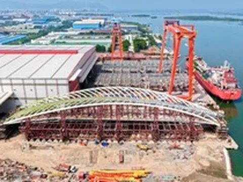 Cầu đi bộ hình lá dừa qua sông Sài Gòn dự kiến hợp long ngày 21/10