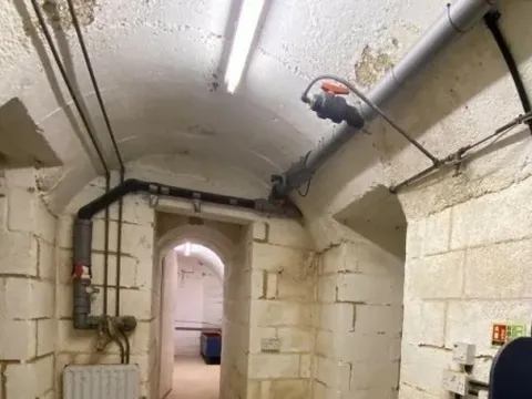 Người đàn ông tự đào hầm ngầm rộng 120 mét vuông dưới ngôi nhà suốt hai thập kỷ