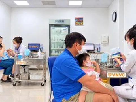 VNVC hỗ trợ 3 tỷ đồng, giúp hơn 100.000 trẻ tiêm vaccine tay chân miệng