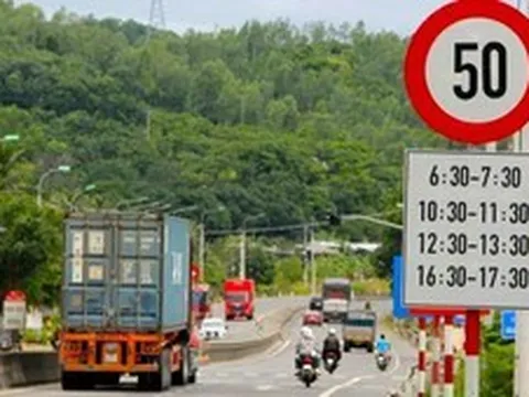 Đã khắc phục hàng nghìn vị trí biển báo, đèn tín hiệu giao thông bất cập trên toàn quốc
