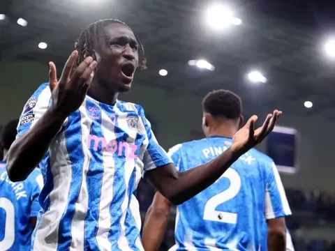Newcastle thảm bại trước đội bóng của Lampard