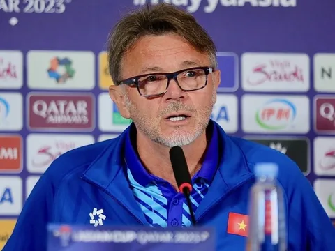 Bóng đá Việt Nam sử dụng sai cách với HLV Troussier