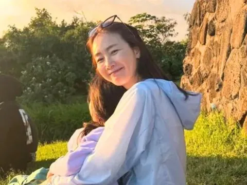 Choi Ji Woo đi du lịch Nhật Bản với con gái 6 tuổi