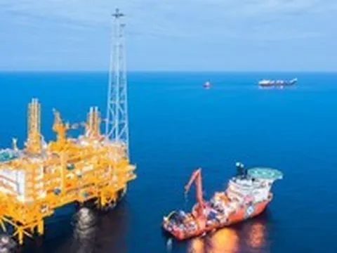 Mỏ dầu khổng lồ 100 triệu thùng của Việt Nam vừa đi vào khai thác, tập đoàn Mỹ lại khoan sâu gần 4.000m giữa biển, phát hiện dầu mới