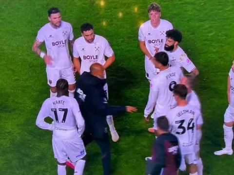 West Ham thắng 6-0 sau khi bị HLV quát mắng ngay trên sân