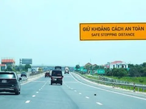 Bộ Xây dựng trả lời về quy định giữ khoảng cách an toàn trên cao tốc