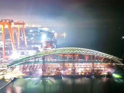 Xuyên đêm hạ thủy nhịp cầu đi bộ 3.400 tấn qua sông Sài Gòn