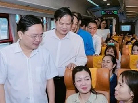 Bác sĩ BV Bạch Mai đi làm từ 5h sáng: Trên tàu đọc bệnh án, vào viện kín lịch mổ