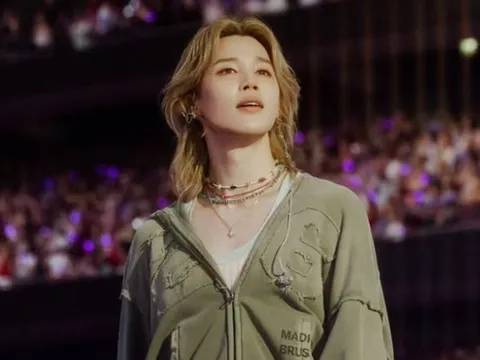 Jimin (BTS) khoe ảnh selfie cận mặt, nhan sắc khiến fan xuýt xoa