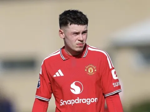 Con trai Rooney gây chú ý ở đội trẻ MU