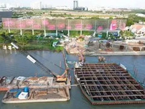 100 người đưa khối thép 3.400 tấn, dài gần 200 m lên sà lan khổng lồ, vượt 124 km đường thủy để thực hiện công việc đặc biệt giữa TP.HCM
