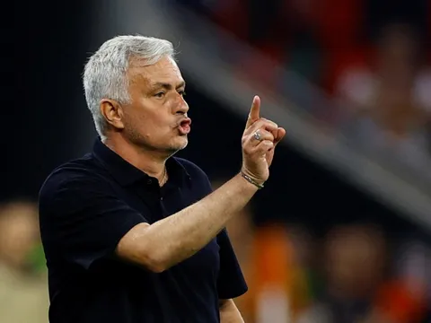 Rộ tin Deschamps sẽ thay Mourinho