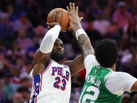 LeBron James ra mắt đội bóng mới ở trận khai màn NBA