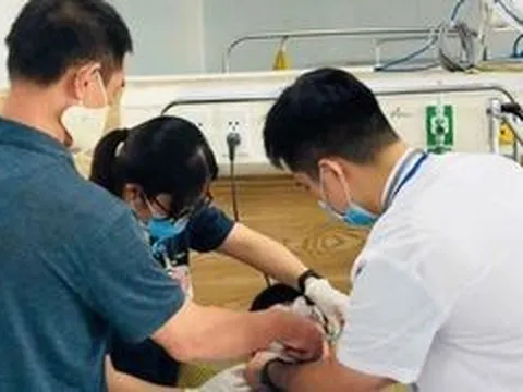 40 người ngộ độc khí Clo: 2 bệnh nhân nặng, suy hô hấp, tổn thương giác mạc