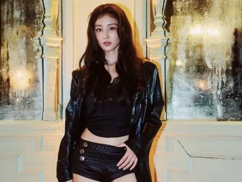 Jihyo (TWICE) gây sốt với màn nhảy gợi cảm giữa đường phố Paris