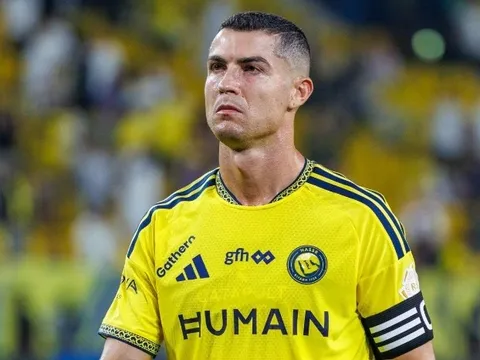 Ronaldo sút hỏng phạt đền sau khi bị Ten Hag chỉ trích