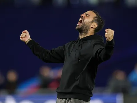 Fabregas dạy Carrick bài học chiến thuật