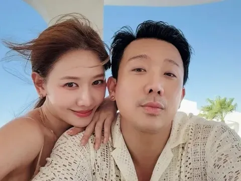 Trấn Thành báo tin vui khi đi du lịch với vợ