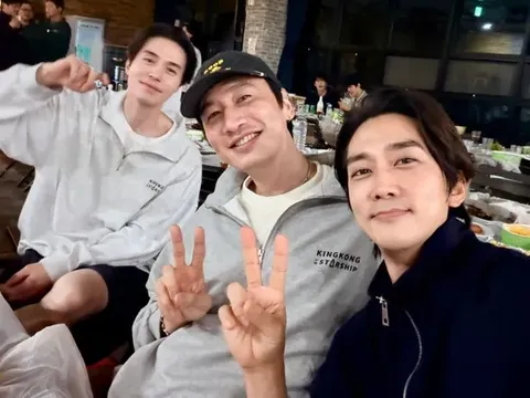 Song Seung Hun hội ngộ Lee Dong Wook, người thứ 3 xuất hiện gây chú ý