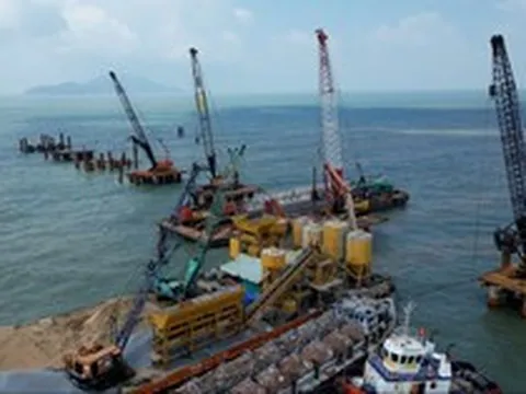 Khoan 438 cọc bê tông xuống lòng đại dương, huy động hơn 1.000 thiết bị xây siêu công trình 25.700 tỷ đồng dài nhất Việt Nam