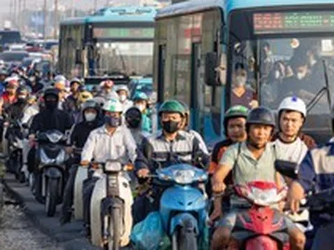 Cầu Thăng Long ken đặc xe cộ giờ cao điểm sau khi dựng rào chắn thi công
