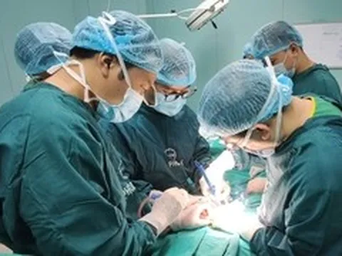 Suýt hoại tử tinh hoàn vì tự đeo vòng kim loại 3cm