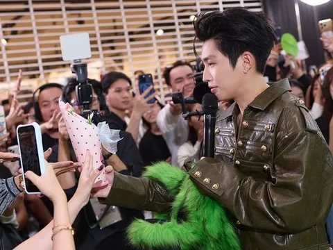 Cody Nam Võ có hành động tinh tế dành cho fan nữ gây 'dậy sóng'