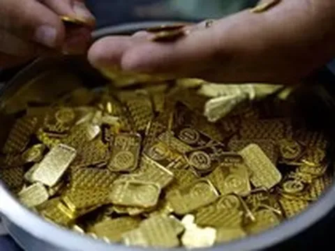 Giá vàng thế giới lao dốc mạnh nhất từ đầu tháng 8