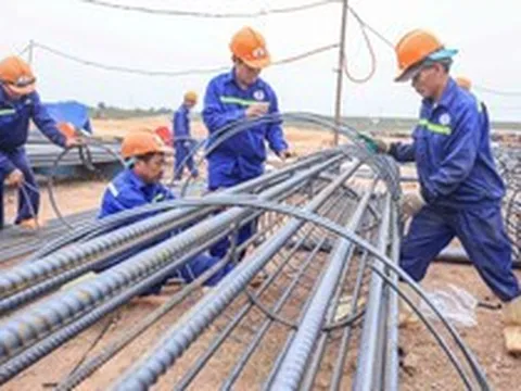 Giá nhân công xây dựng chạm mức 1 triệu đồng/công, doanh nghiệp chấp nhận trả lương trước 3 tháng để giữ người