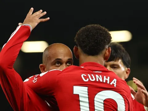 Ứng viên thay Carrick chê phòng thay đồ MU