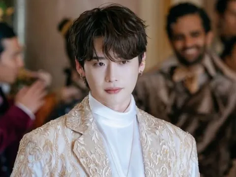 Lee Jong Suk gây bất ngờ với diện mạo khác lạ