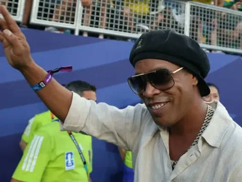 Vì sao Ronaldinho trở lại thi đấu ở tuổi 46?
