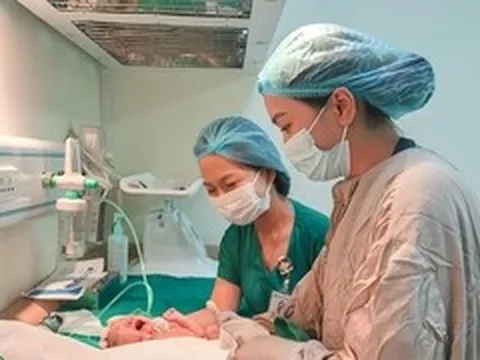 Khối u 10cm chèn khí quản, mẹ ung thư gồng mình giành giật sự sống cho con