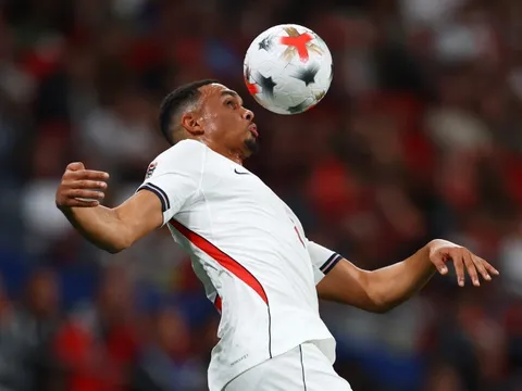 Alexander-Arnold thành người thừa dưới thời Mourinho