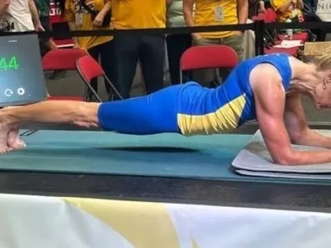Người phụ nữ 61 tuổi phá kỷ lục thế giới với 5 giờ plank liên tục