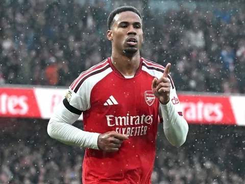 Arsenal phả hơi nóng vào Man City